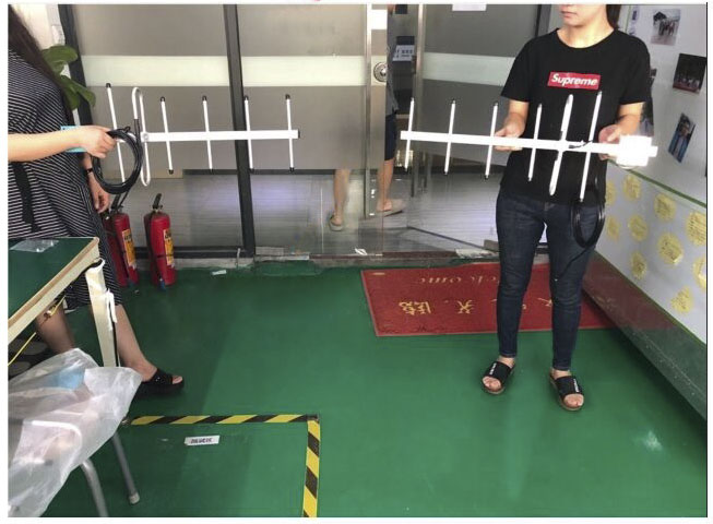 The antenna of the receiver's wireless module should be installed horizontally